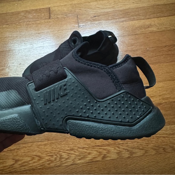 Womens All Black Nike Hurache Shoes - Picture 4 of 10